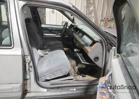 1993 Lincoln Town Car Executive z USA, uszkodzony, nr VIN 1LNLM81W8PY626163